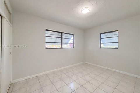 House in Miami, Florida 4 bedrooms, 155.43 sq.m. № 2044755 - photo 15