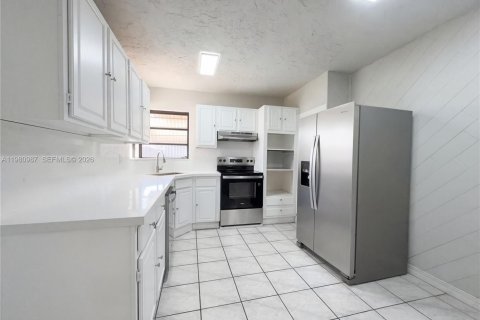 House in Miami, Florida 4 bedrooms, 155.43 sq.m. № 2044755 - photo 2
