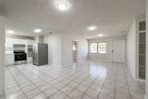 House in Miami, Florida 4 bedrooms, 155.43 sq.m. № 2044755 - photo 3