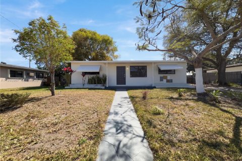 House in Miami, Florida 4 bedrooms, 155.43 sq.m. № 2044755 - photo 16