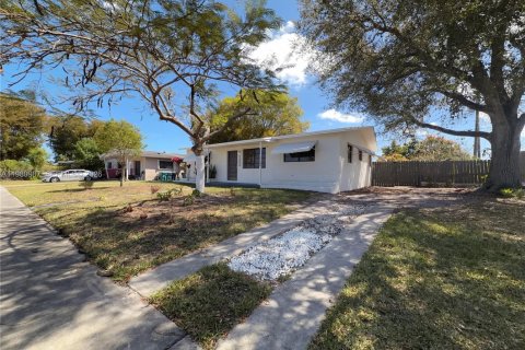 House in Miami, Florida 4 bedrooms, 155.43 sq.m. № 2044755 - photo 17