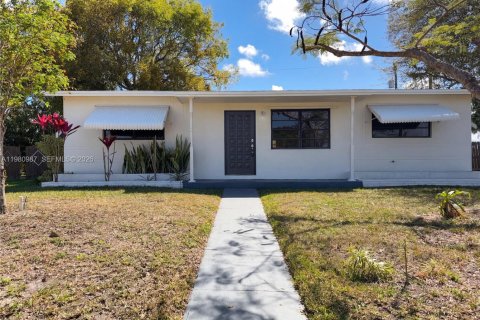 House in Miami, Florida 4 bedrooms, 155.43 sq.m. № 2044755