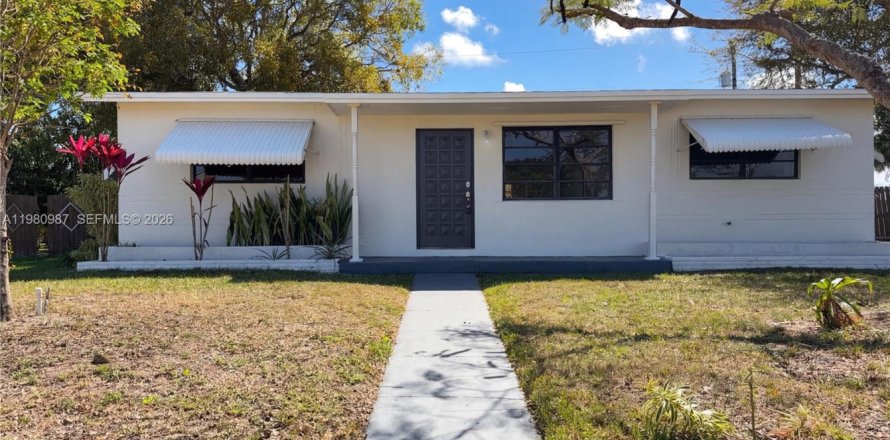 House in Miami, Florida 4 bedrooms, 155.43 sq.m. № 2044755