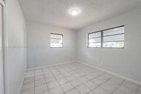 House in Miami, Florida 4 bedrooms, 155.43 sq.m. № 2044755 - photo 7