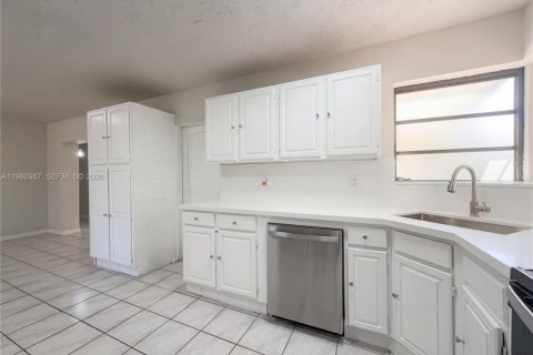 House in Miami, Florida 4 bedrooms, 155.43 sq.m. № 2044755 - photo 10