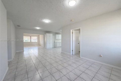 House in Miami, Florida 4 bedrooms, 155.43 sq.m. № 2044755 - photo 6