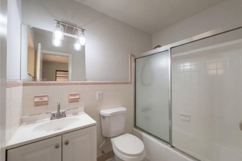 House in Miami, Florida 4 bedrooms, 155.43 sq.m. № 2044755 - photo 13