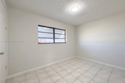 House in Miami, Florida 4 bedrooms, 155.43 sq.m. № 2044755 - photo 4