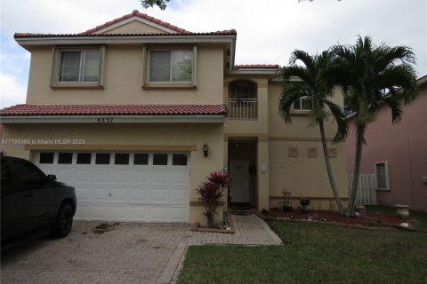House in Miramar, Florida 4 bedrooms, 201.88 sq.m. № 1865722 - photo 2