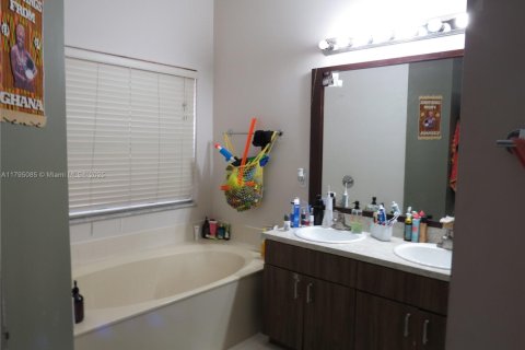 House in Miramar, Florida 4 bedrooms, 201.88 sq.m. № 1865722 - photo 10