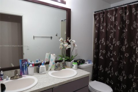 House in Miramar, Florida 4 bedrooms, 201.88 sq.m. № 1865722 - photo 9