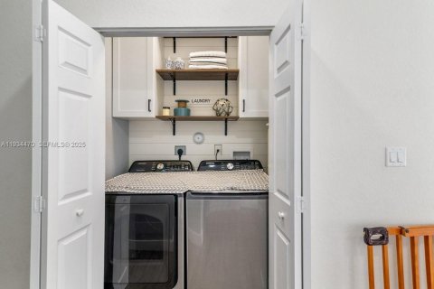 House in Homestead, Florida 3 bedrooms, 231.98 sq.m. № 1994111 - photo 13