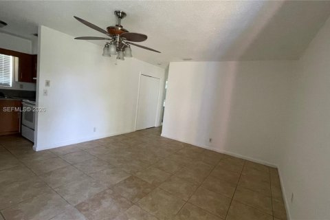 Propiedad comercial en venta en Lauderhill, Florida, 222.87 m2 № 2261187 - foto 2