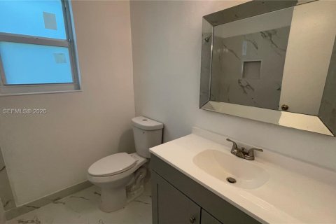 Propiedad comercial en venta en Lauderhill, Florida, 222.87 m2 № 2261187 - foto 21