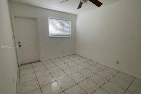 Propiedad comercial en venta en Lauderhill, Florida, 222.87 m2 № 2261187 - foto 17