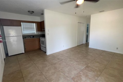 Propiedad comercial en venta en Lauderhill, Florida, 222.87 m2 № 2261187 - foto 24