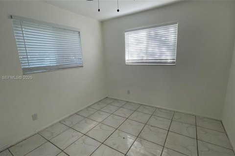 Propiedad comercial en venta en Lauderhill, Florida, 222.87 m2 № 2261187 - foto 16
