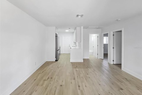 Commercial property in Palmetto, Florida 8 bedrooms, 113.71 sq.m. № 2259330 - photo 4