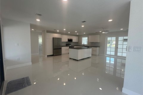 Villa ou maison à louer à Rotonda, Floride: 3 chambres, 164.25 m2 № 2166105 - photo 7
