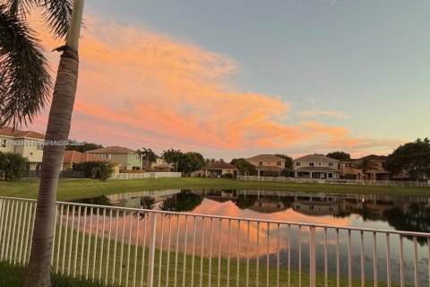 Купить виллу или дом в Катлер-Бей, Флорида 4 спальни, 174.84м2, № 1991878 - фото 28