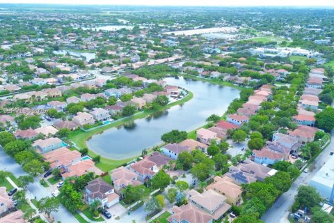 Купить виллу или дом в Катлер-Бей, Флорида 4 спальни, 174.84м2, № 1991878 - фото 1