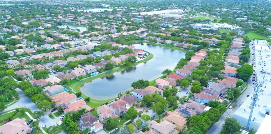 Дом в Катлер-Бей, Флорида 4 спальни, 174.84м2 № 1991878