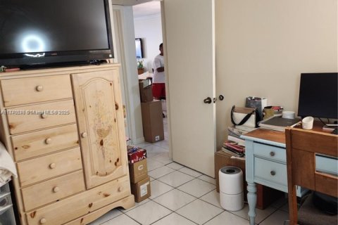 Condominio en venta en Hialeah, Florida, 2 dormitorios, 82.68 m2 № 1979495 - foto 18