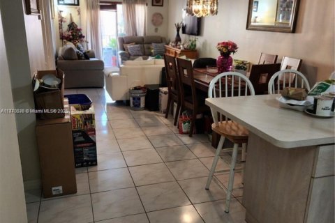 Condominio en venta en Hialeah, Florida, 2 dormitorios, 82.68 m2 № 1979495 - foto 10