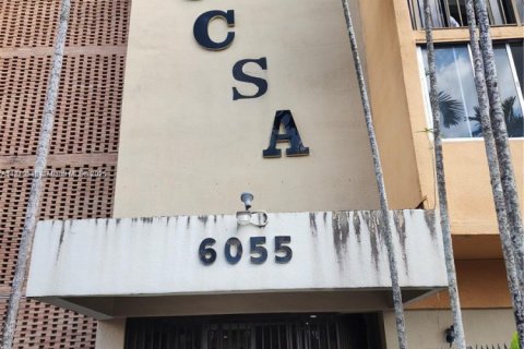 Condominio en venta en Hialeah, Florida, 2 dormitorios, 82.68 m2 № 1979495 - foto 3