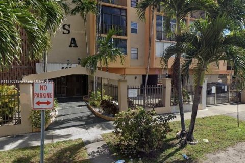 Condominio en venta en Hialeah, Florida, 2 dormitorios, 82.68 m2 № 1979495 - foto 1