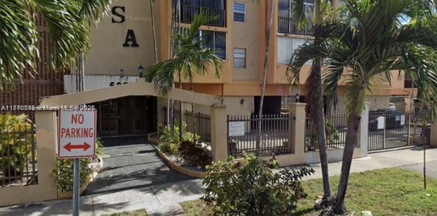 Condominio en Hialeah, Florida, 2 dormitorios  № 1979495