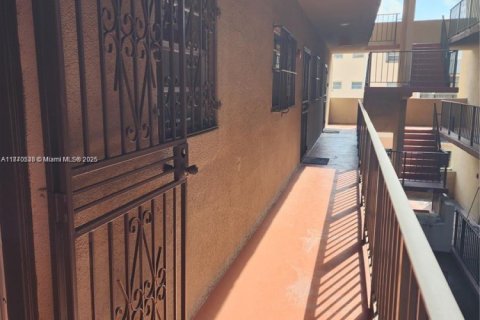 Condominio en venta en Hialeah, Florida, 2 dormitorios, 82.68 m2 № 1979495 - foto 7