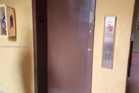 Condominio en venta en Hialeah, Florida, 2 dormitorios, 82.68 m2 № 1979495 - foto 6