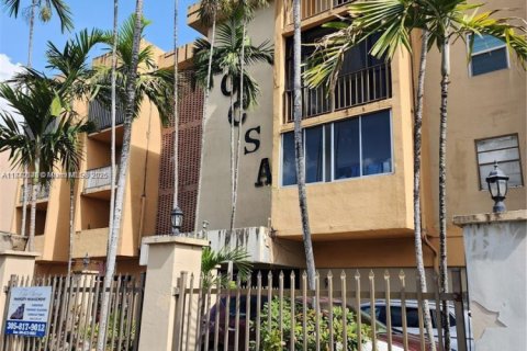 Condominio en venta en Hialeah, Florida, 2 dormitorios, 82.68 m2 № 1979495 - foto 2