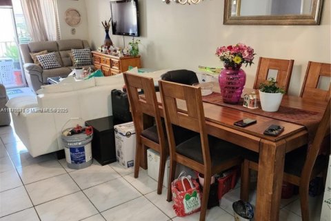 Condominio en venta en Hialeah, Florida, 2 dormitorios, 82.68 m2 № 1979495 - foto 15