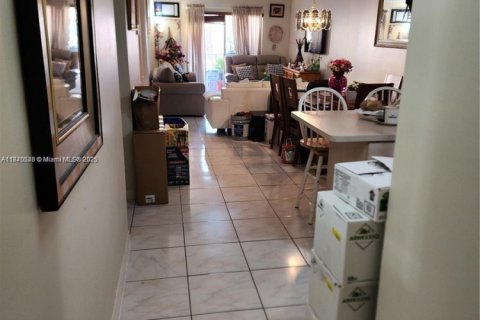Condominio en venta en Hialeah, Florida, 2 dormitorios, 82.68 m2 № 1979495 - foto 9