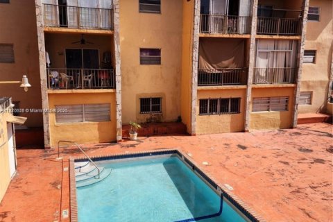 Condominio en venta en Hialeah, Florida, 2 dormitorios, 82.68 m2 № 1979495 - foto 26