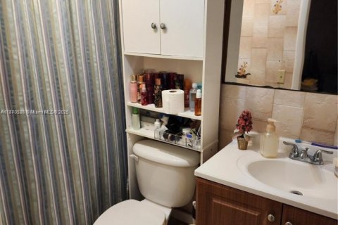 Condominio en venta en Hialeah, Florida, 2 dormitorios, 82.68 m2 № 1979495 - foto 19
