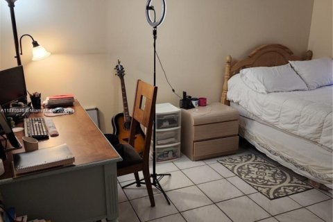 Condominio en venta en Hialeah, Florida, 2 dormitorios, 82.68 m2 № 1979495 - foto 17