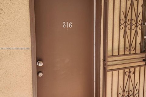 Condominio en venta en Hialeah, Florida, 2 dormitorios, 82.68 m2 № 1979495 - foto 8