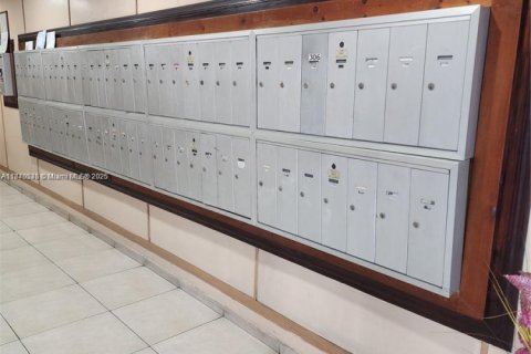 Condominio en venta en Hialeah, Florida, 2 dormitorios, 82.68 m2 № 1979495 - foto 5