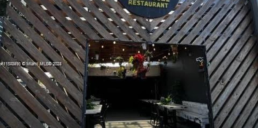 Oficina en Hialeah Gardens, Florida № 1058914