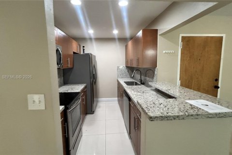 Condo in Miami, Florida, 2 bedrooms № 2146082 - photo 5