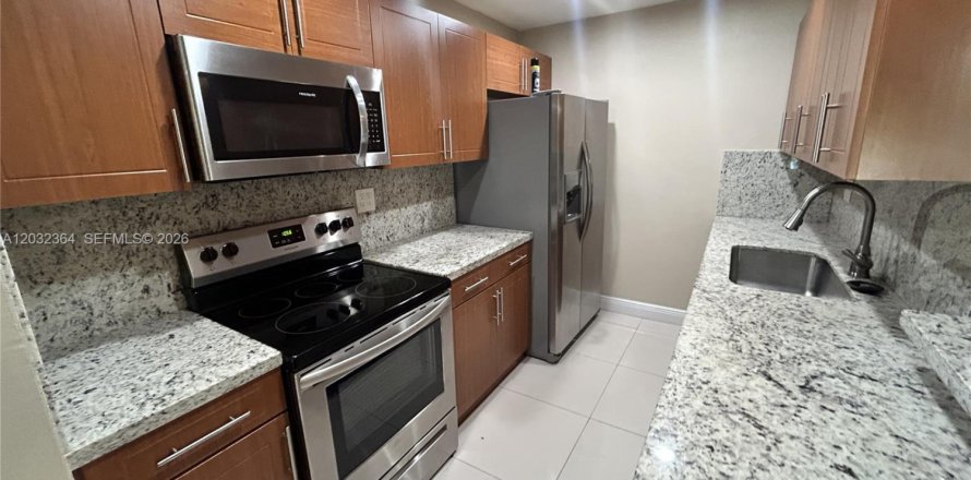 Condo in Miami, Florida, 2 bedrooms № 2146082