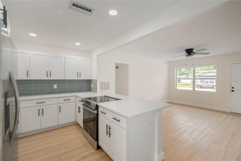 House in Orlando, Florida 3 bedrooms, 122.91 sq.m. № 2291121 - photo 12