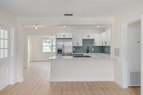 House in Orlando, Florida 3 bedrooms, 122.91 sq.m. № 2291121 - photo 14
