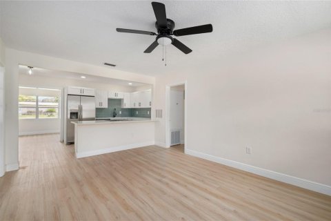 House in Orlando, Florida 3 bedrooms, 122.91 sq.m. № 2291121 - photo 15