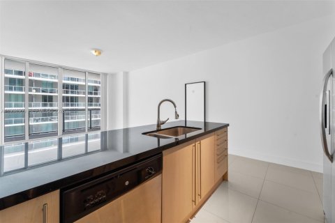 Condominio en alquiler en Miami, Florida, 1 dormitorio, 65.68 m2 № 2056586 - foto 4