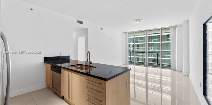 Condominio en Miami, Florida, 1 dormitorio  № 2056586