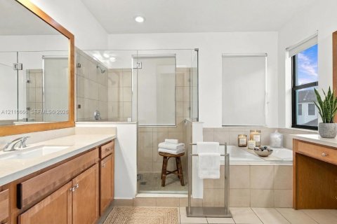Casa en venta en Hialeah, Florida, 5 dormitorios, 226.31 m2 № 2426582 - foto 9